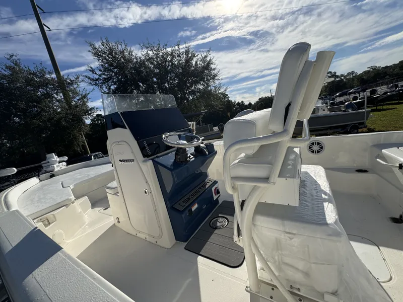 Slide: The Image of Skeeter SX Series SX2350 2025 - 6