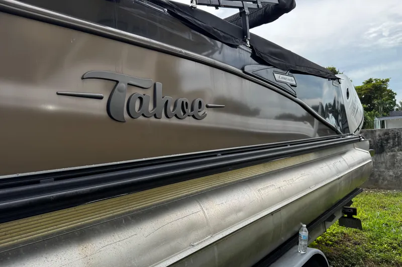 Slide: The Image of 2023 Tahoe Pontoon Cascade Platinum Quad Lounger, 25-foot boat, side view. - 10