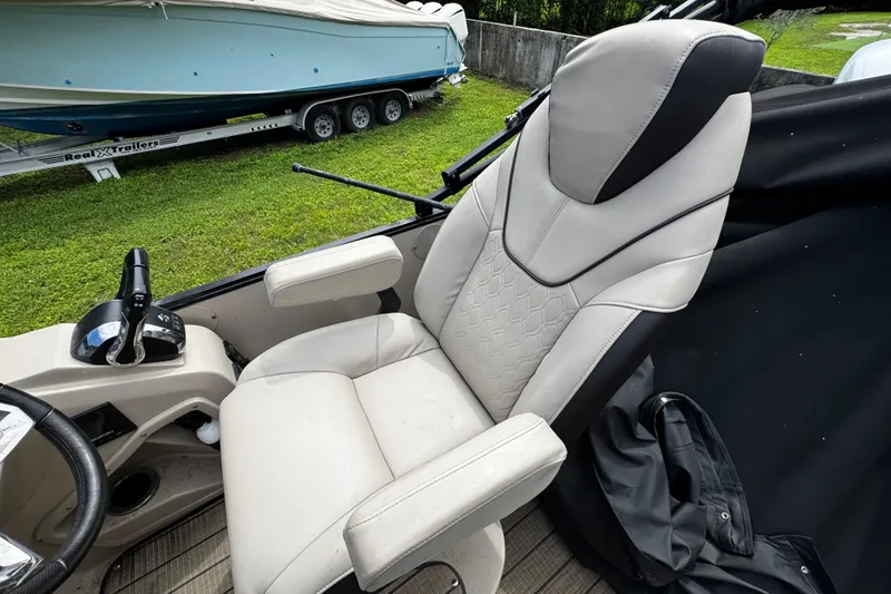 Slide: The Image of Luxurious captain's chair on 2023 Tahoe Pontoon Cascade Platinum Quad Lounger, showcasing comfort and style. - 21