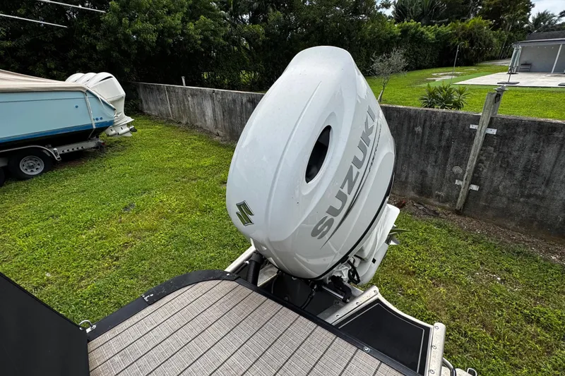 Slide: The Image of 2023 Tahoe Pontoon Cascade Platinum with Suzuki outboard motor on grassy area. - 32