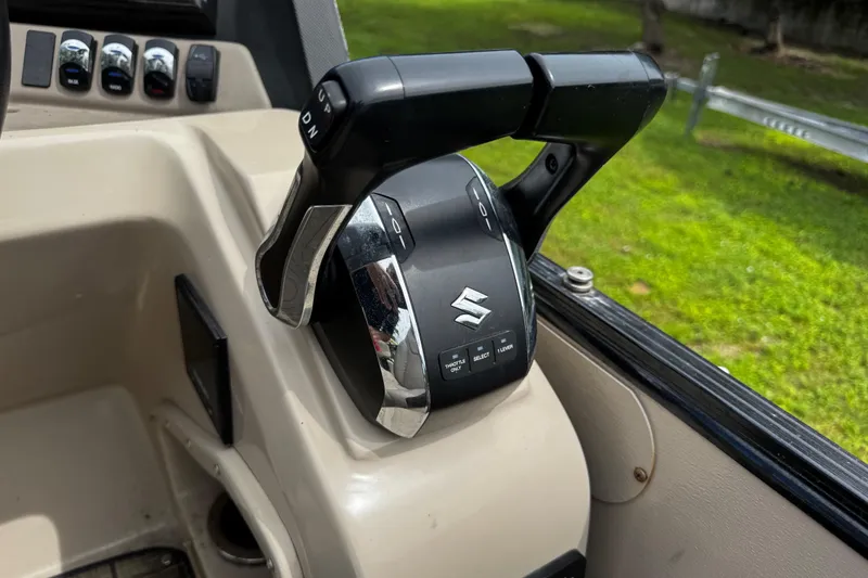 Slide: The Image of Throttle control of 2023 Tahoe Pontoon Cascade Platinum Quad Lounger, featuring Suzuki branding. - 40
