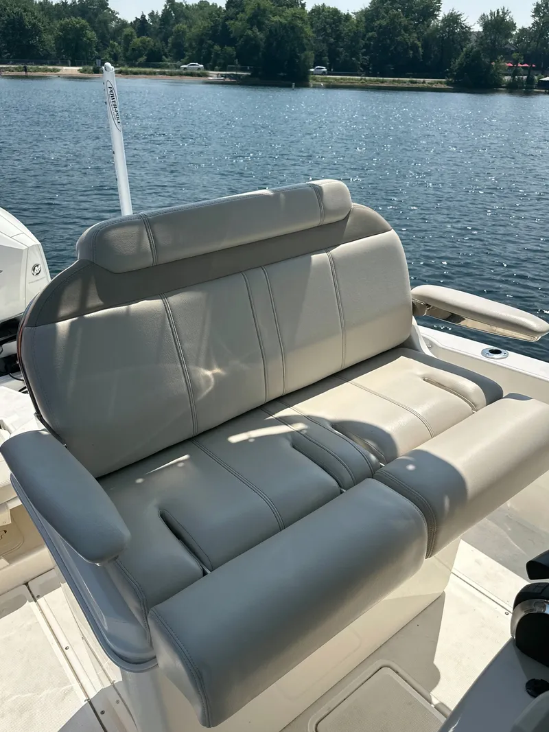 Slide: The Image of Boston Whaler Dauntless 250 2022 - 17