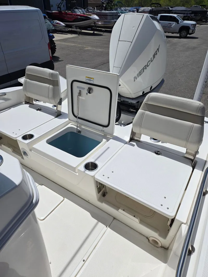 Slide: The Image of Boston Whaler Dauntless 250 2022 - 20