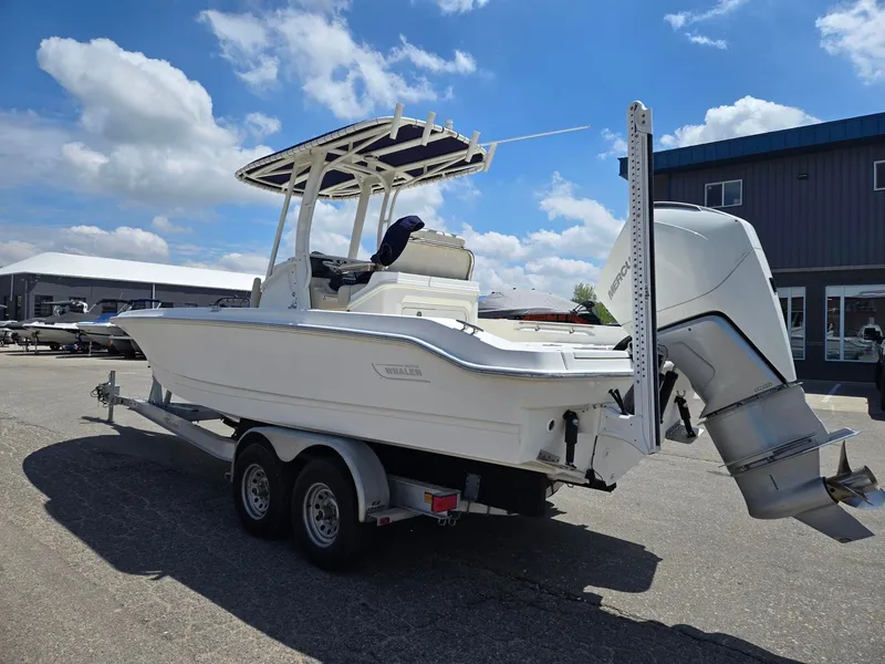 Slide: The Image of Boston Whaler Dauntless 250 2022 - 23