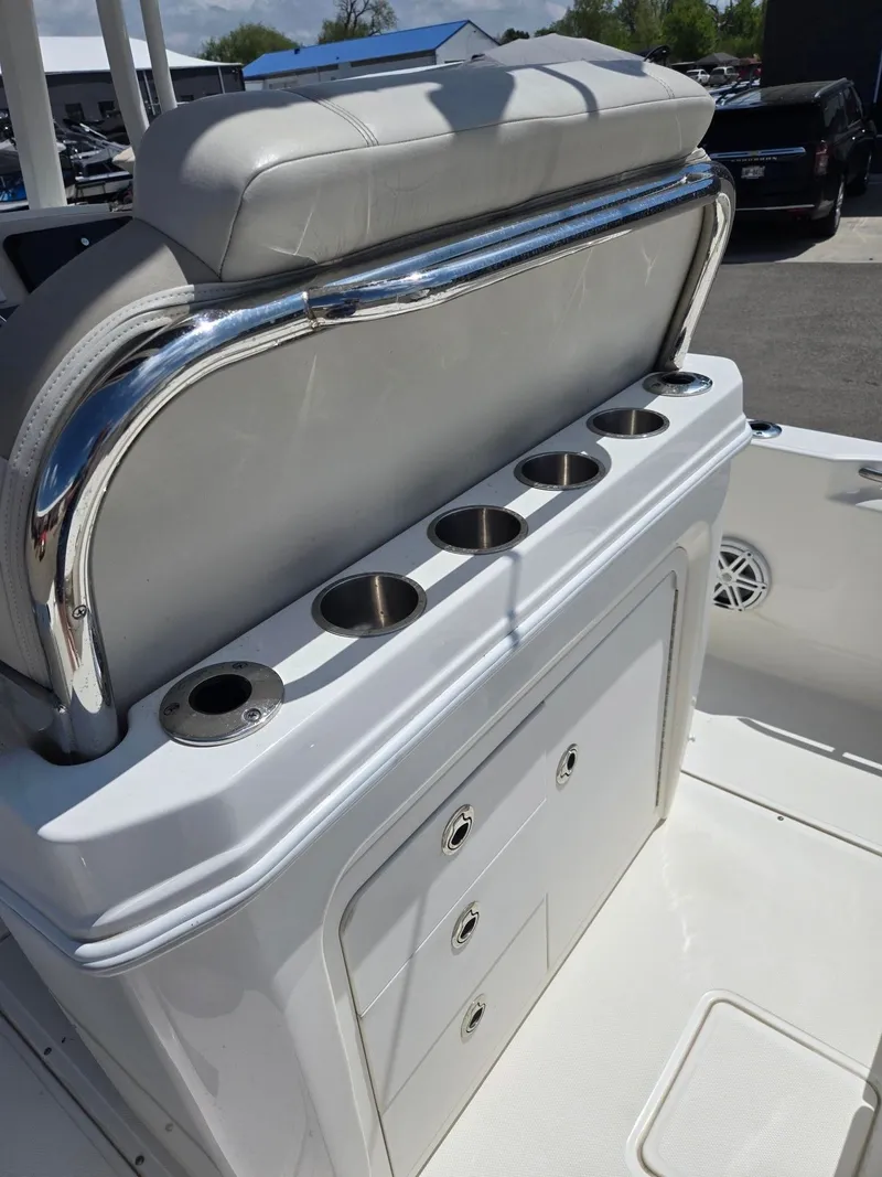 Slide: The Image of Boston Whaler Dauntless 250 2022 - 30