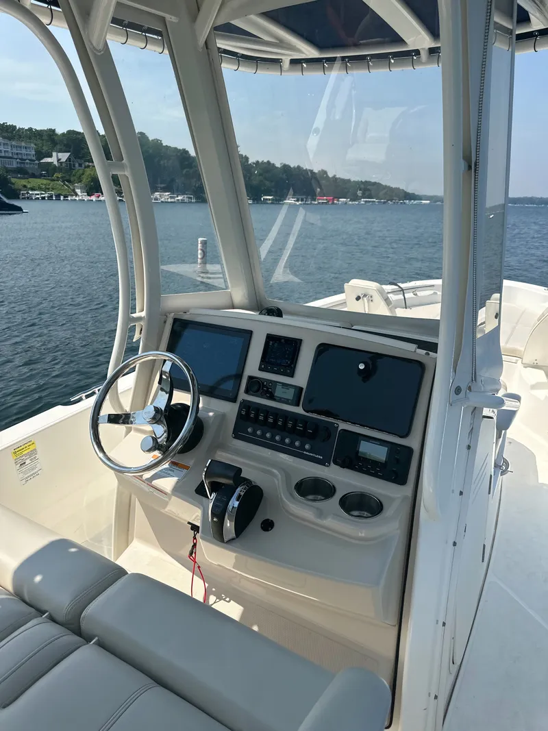 Slide: The Image of Boston Whaler Dauntless 250 2022 - 33