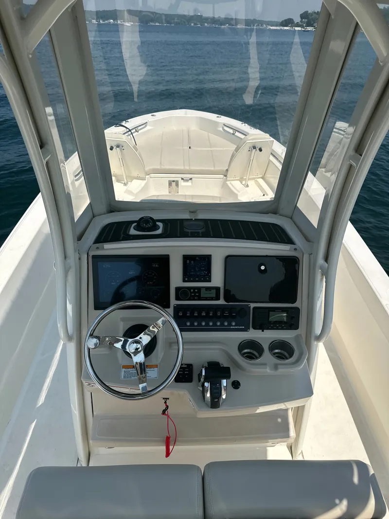 Slide: The Image of Boston Whaler Dauntless 250 2022 - 34