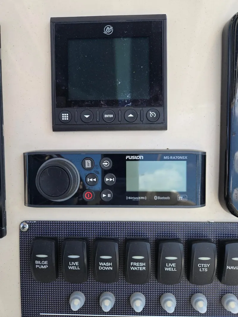 Slide: The Image of Boston Whaler Dauntless 250 2022 - 36