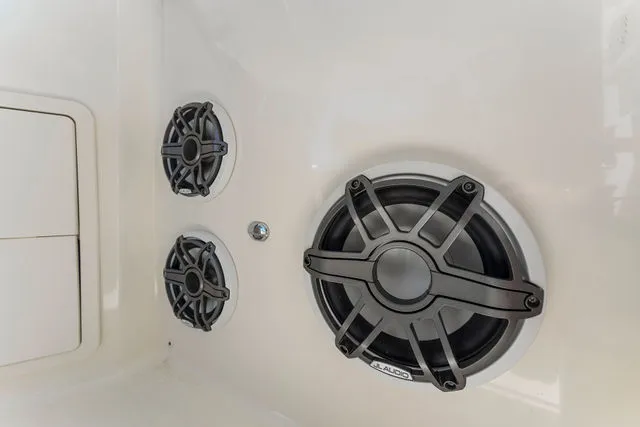 Slide: The Image of Boston Whaler 320 Vantage 2019 - 40