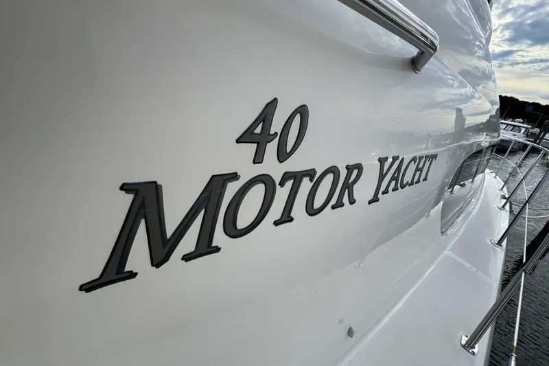 Slide: The Image of 2007 Sea Ray 40 Motor Yacht side view with sleek design and railing. - 16