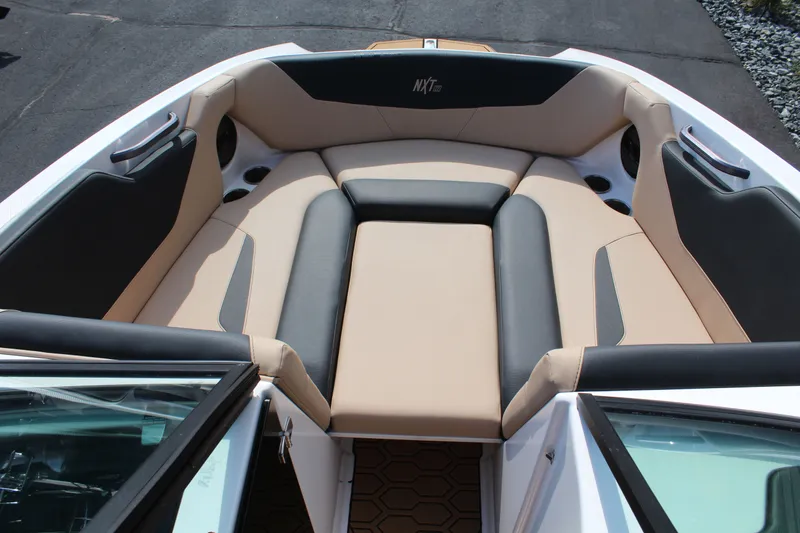 Slide: The Image of MasterCraft NXT22 2024 - 13