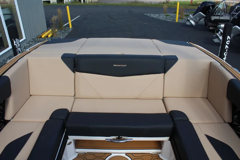 Slide: The Image of MasterCraft NXT22 2024 - 18