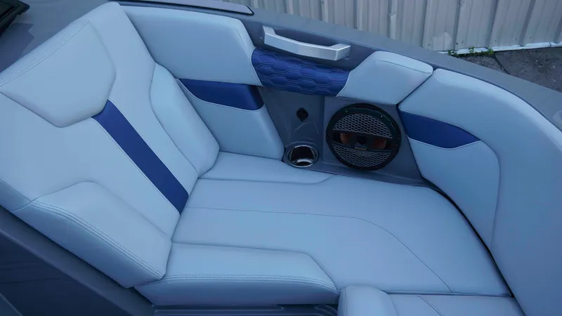 Slide: The Image of MasterCraft XT20 2023 - 15