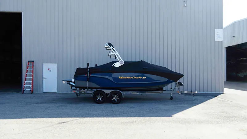 Slide: The Image of MasterCraft XT20 2023 - 29