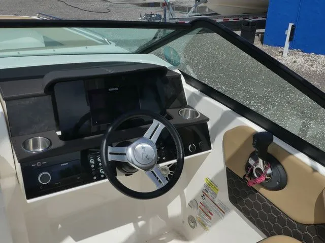 Slide: The Image of Sea Ray SDX 250 Outboard 2022 - 16