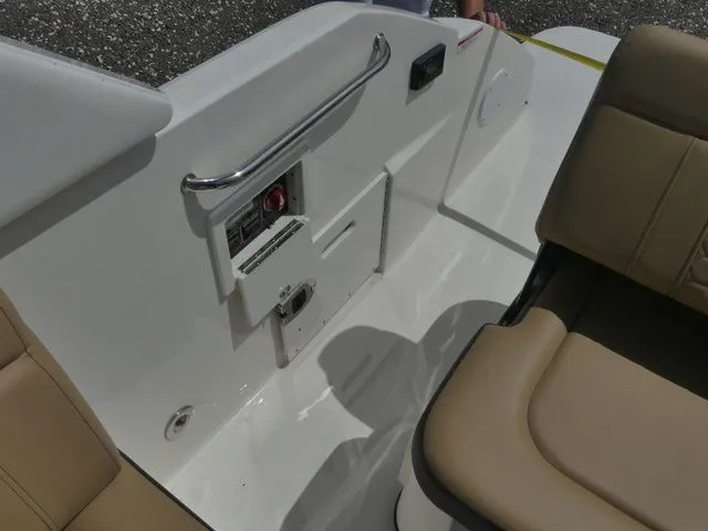 Slide: The Image of Sea Ray SDX 250 Outboard 2022 - 24