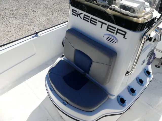 Slide: The Image of Skeeter ZX 20 2012 - 11