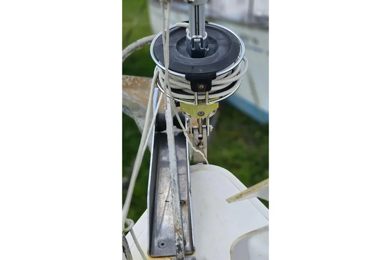 Slide: The Image of Remote control on Beneteau Oceanis 34 GT yacht, 2010 model, featuring Quick brand. - 39