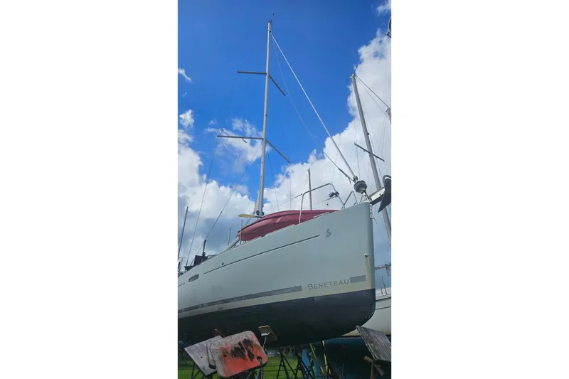 Slide: The Image of Beneteau Oceanis 34 GT 2010 sailboat on stands, hull view, outdoor storage. - 44