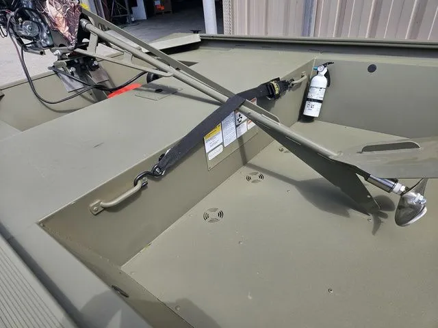 Slide: The Image of Tracker Grizzly 1648 Utility 2026 - 4