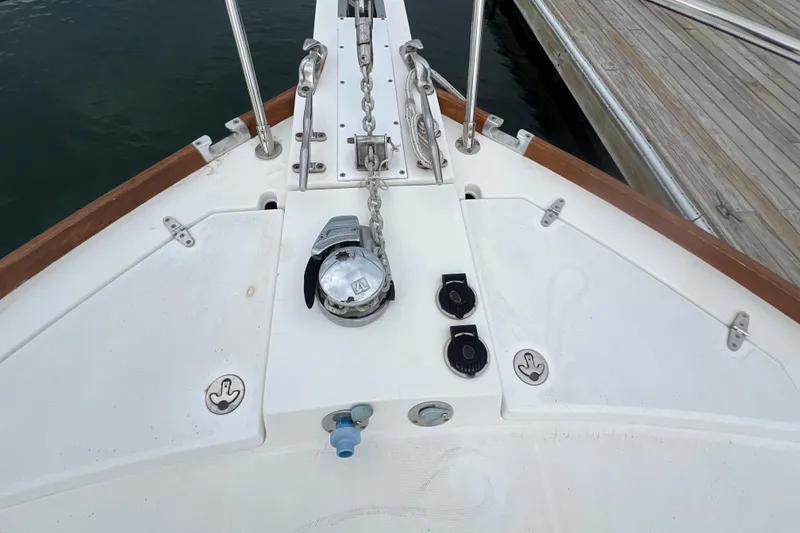 Slide: The Image of Bow of 2004 Sabre 36 Hardtop Sedan with anchor chain and deck fittings. - 18