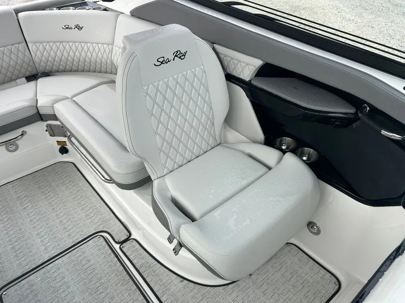 Slide: The Image of Sea Ray SLX 260 Outboard 2026 - 15