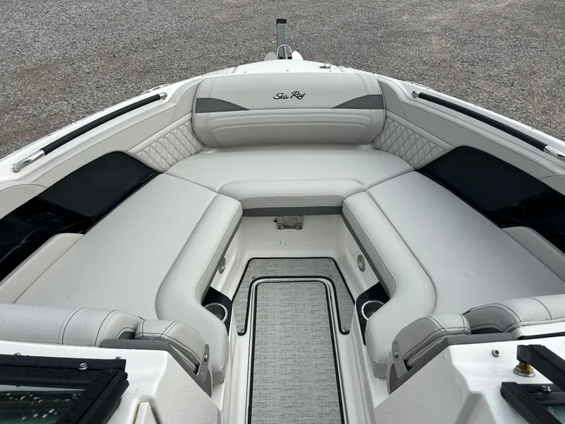Slide: The Image of Sea Ray SLX 260 Outboard 2026 - 16