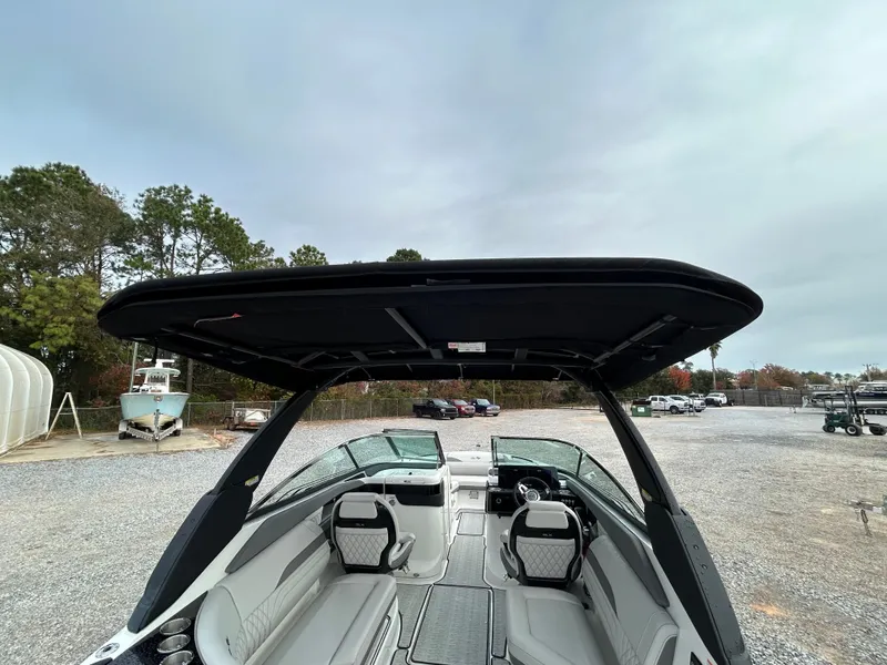 Slide: The Image of Sea Ray SLX 260 Outboard 2026 - 17