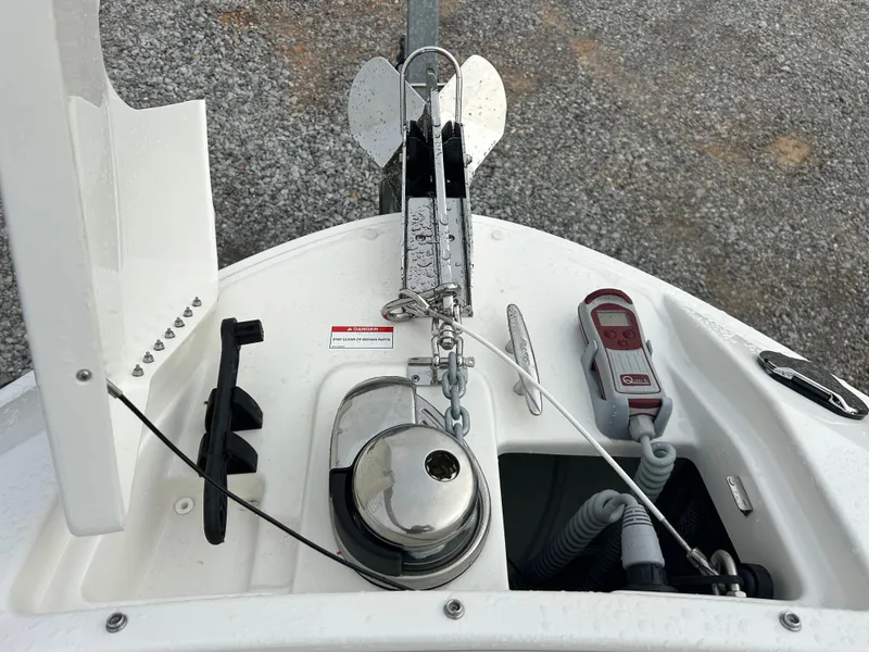 Slide: The Image of Sea Ray SLX 260 Outboard 2026 - 18