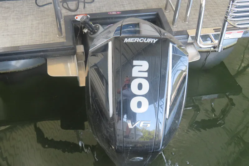 Slide: The Image of 2023 Harris Sunliner 250 with Mercury 200 V6 outboard engine. - 12