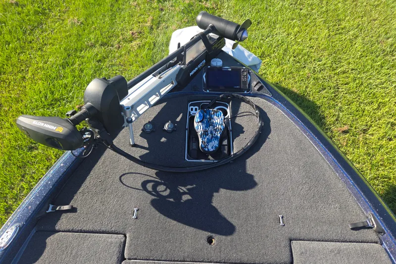 Slide: The Image of 2018 Skeeter FX20 boat deck with Minn Kota trolling motor and fishfinder. - 13