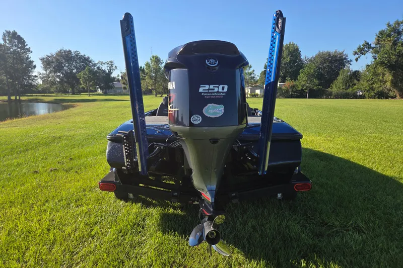 Slide: The Image of 2018 Skeeter FX20 boat with Yamaha 250 engine on grassy field. - 9