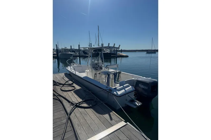 The Image of Edgewater 220CC 1999 boat docked at marina with Yamaha outboard motor. - 2