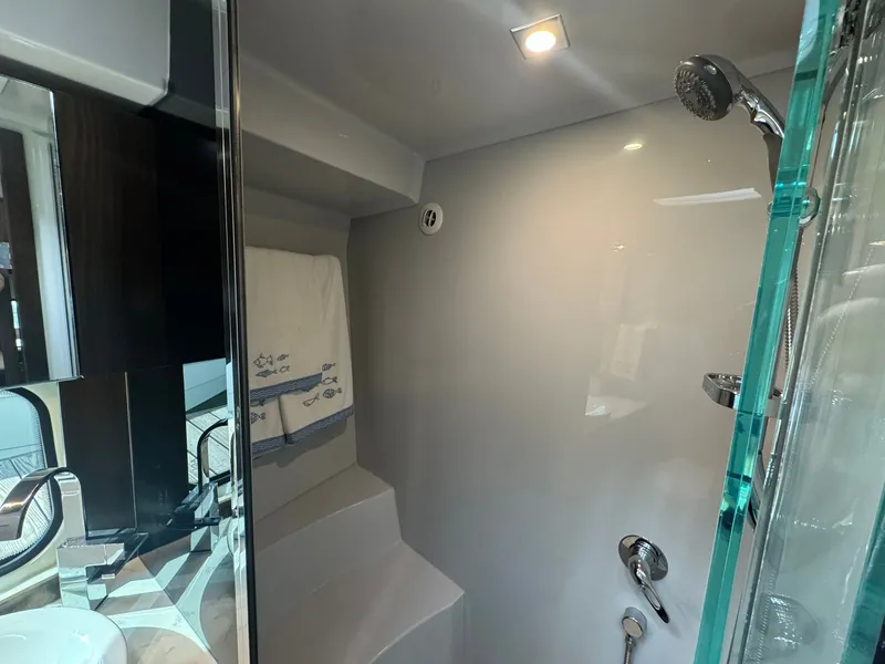 Slide: The Image of Cruisers 390 Express 2022 - 10