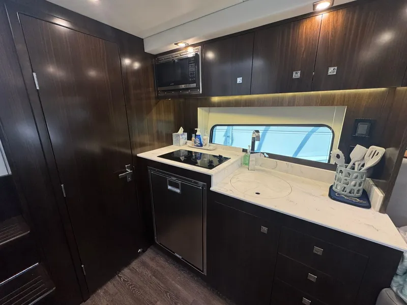 Slide: The Image of Cruisers 390 Express 2022 - 12