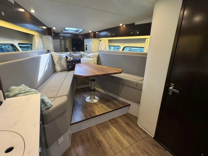 Slide: The Image of Cruisers 390 Express 2022 - 6