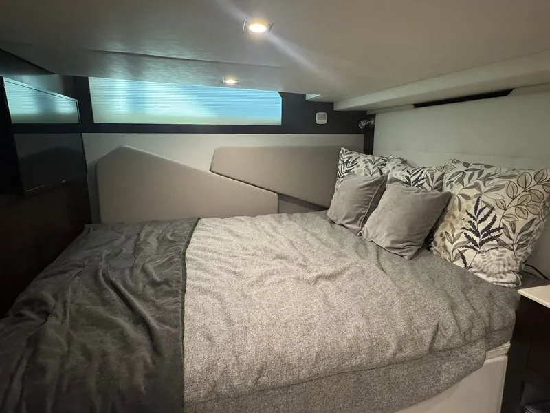 Slide: The Image of Cruisers 390 Express 2022 - 8