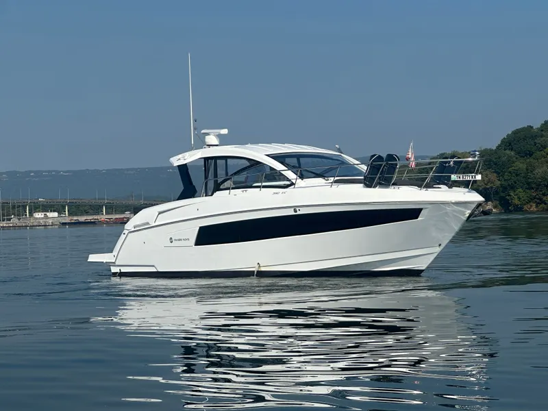 Slide: The Image of Cruisers Yachts 390 Express 2022 - 15