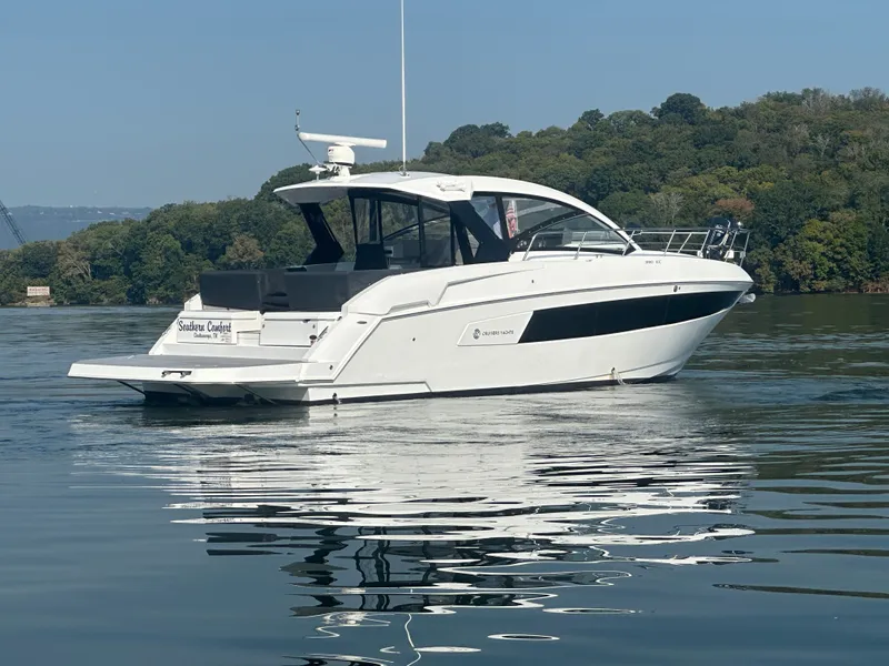 Slide: The Image of Cruisers Yachts 390 Express 2022 - 16