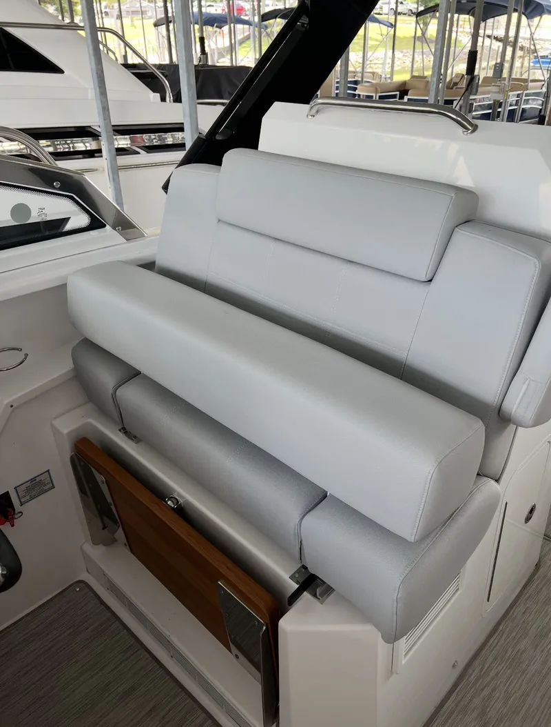Slide: The Image of Cruisers Yachts 390 Express 2022 - 4