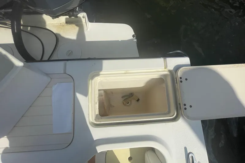 Slide: The Image of 2007 Parker 2820 XLD Sport Cabin boat deck with open storage compartment. - 17