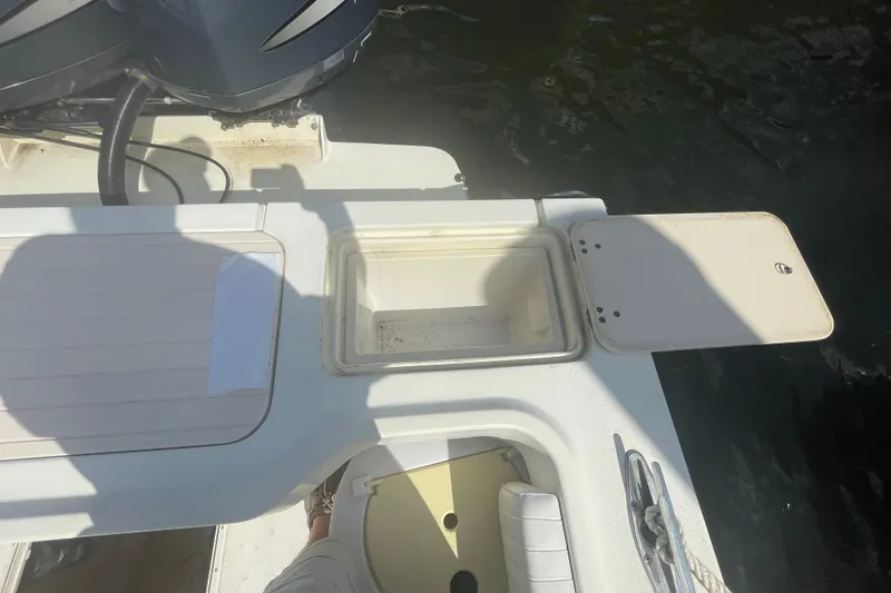 Slide: The Image of 2007 Parker 2820 XLD Sport Cabin boat deck with open storage compartment. - 18