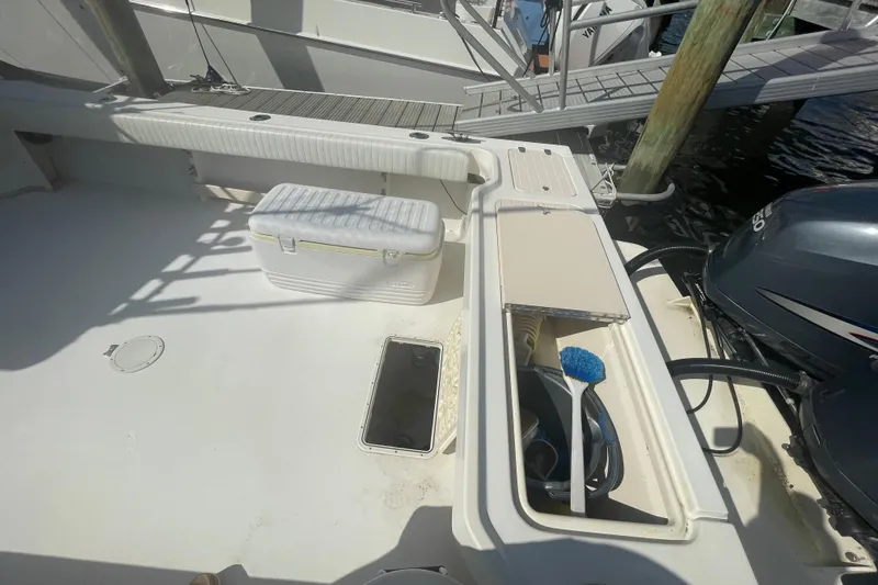 Slide: The Image of 2007 Parker 2820 XLD Sport Cabin boat deck with storage compartments and cooler. - 19