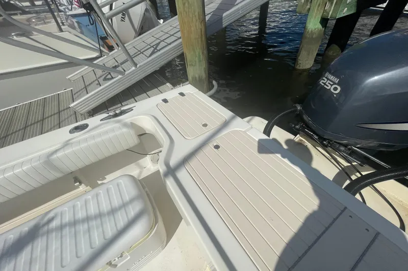 Slide: The Image of 2007 Parker 2820 XLD Sport Cabin boat with Yamaha 250 engine at dock. - 22
