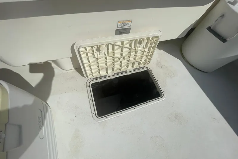 Slide: The Image of Open hatch on 2007 Parker 2820 XLD Sport Cabin boat deck. - 24