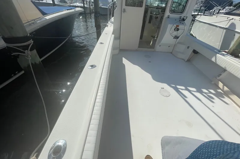 Slide: The Image of 2007 Parker 2820 XLD Sport Cabin boat deck, docked at marina. - 34