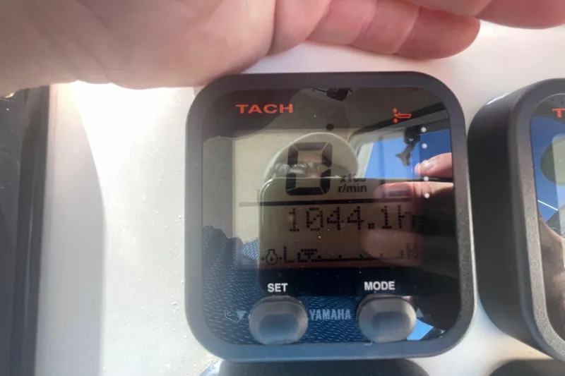 Slide: The Image of Yamaha tachometer display on 2007 Parker 2820 XLD Sport Cabin boat, showing 1044.1 hours. - 59