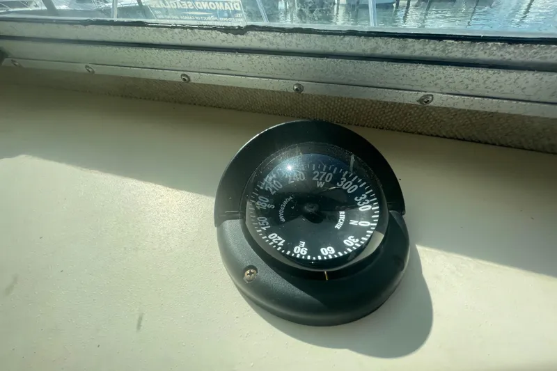 Slide: The Image of Compass on 2007 Parker 2820 XLD Sport Cabin boat dashboard, sunlight reflecting. - 62