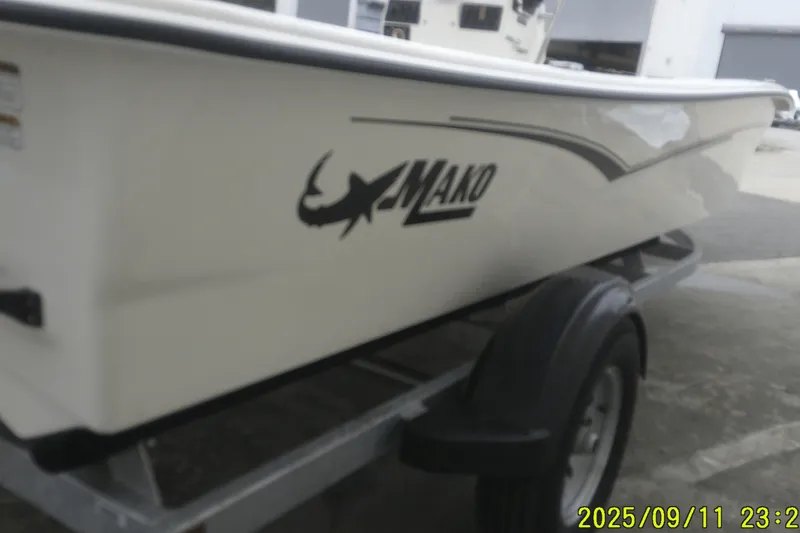 Slide: The Image of 2025 Mako Pro Skiff 17 CC boat on trailer, side view. - 25