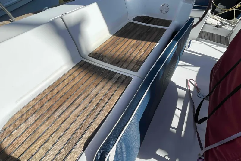 Slide: The Image of Beneteau Oceanis 473 (2004) cockpit with wooden seating and white deck. - 84